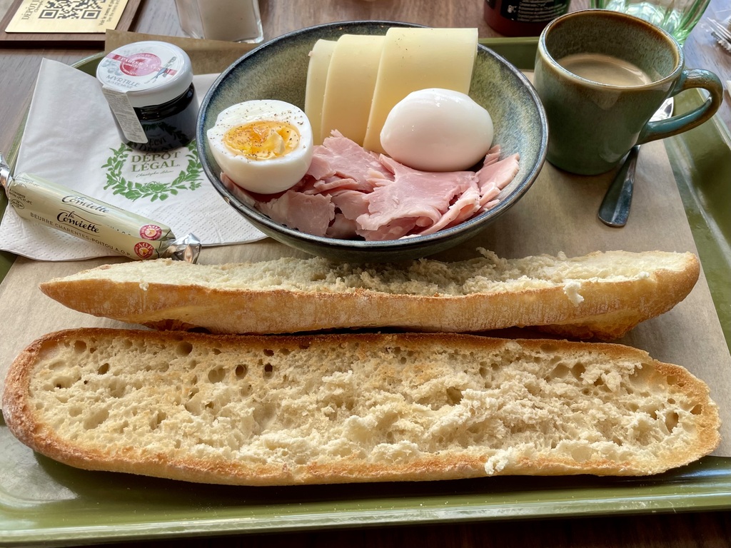 What $19 buys you for breakfast in a Paris train station. Still a better value than breakfast at a casino on the Las Vegas Strip.