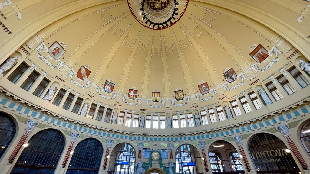 The historic main hall of the train station. The real work happens elsewhere.