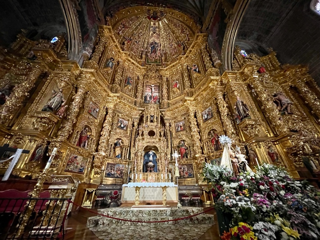 The altar of a parish church in Navarrete.