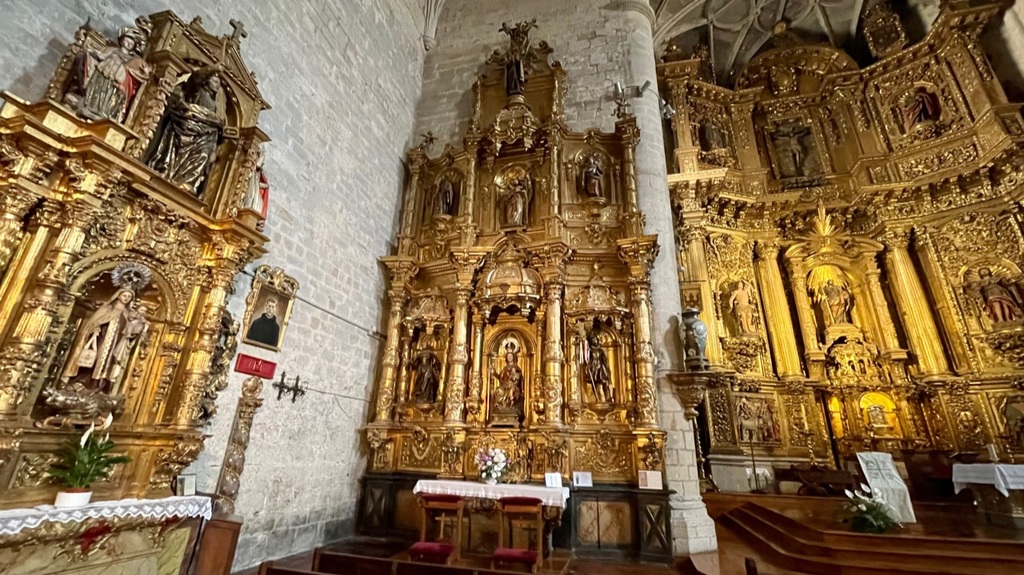 Beautiful altars in a church in Puente de la Reina.