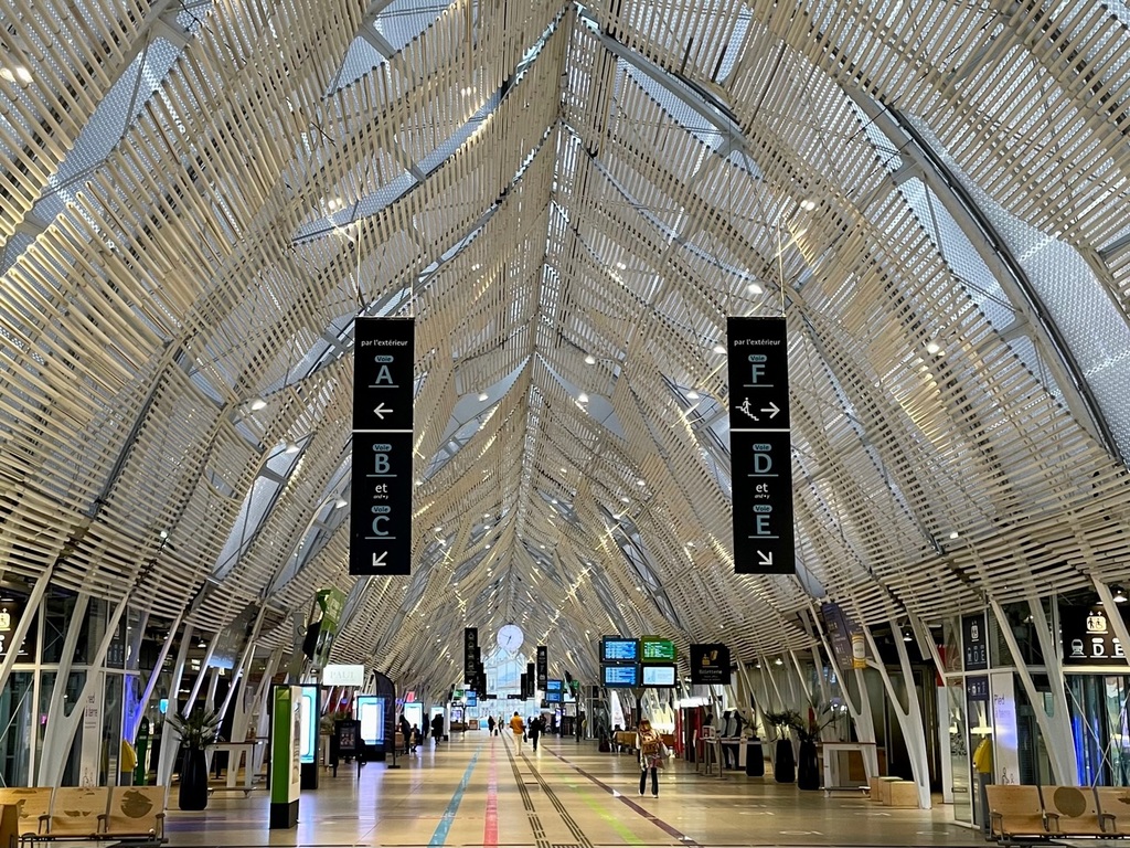 I’ve always liked this train station. I rarely get to see it with so few people.